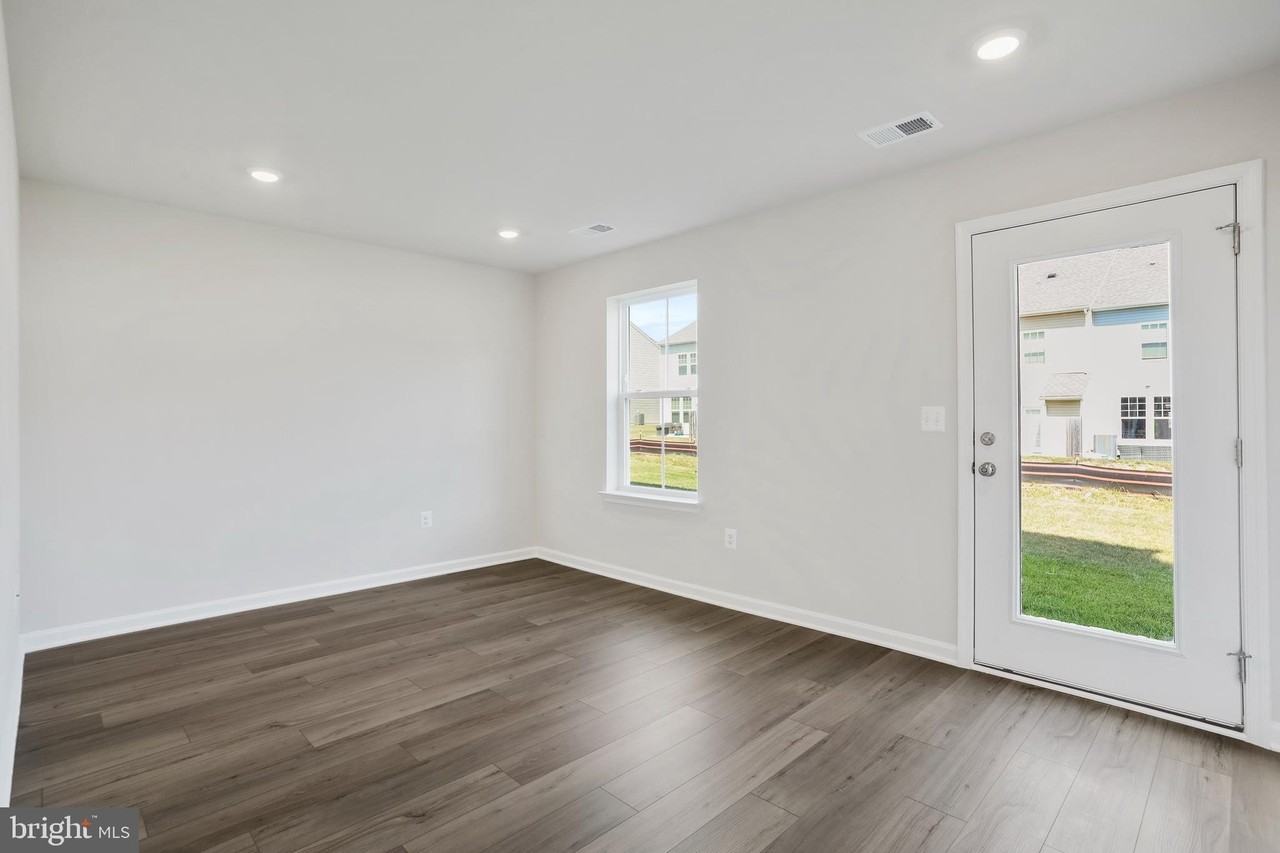 104 KINKADE COURT - Photo 2 of 31