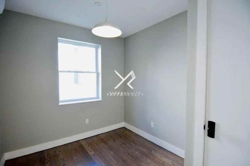 806 Saint Johns Pl - Photo 5 of 10