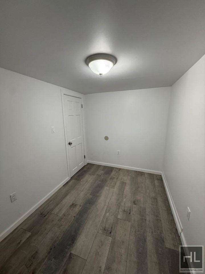 9249 75th St - Photo 5 of 6