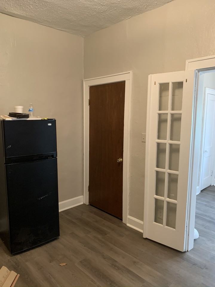 212 East 10th Street - Photo 5 of 10