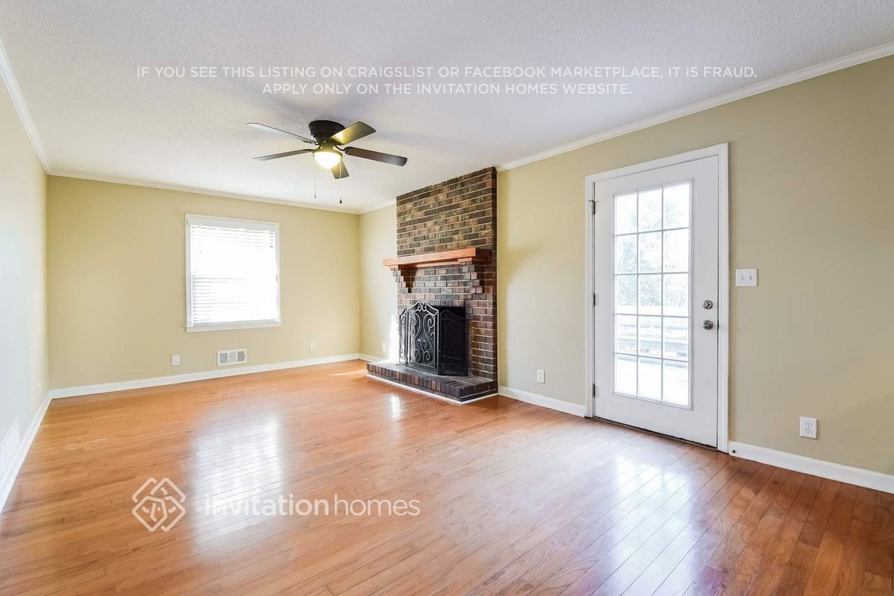 2949 Rockbridge Rd - Photo 6 of 16