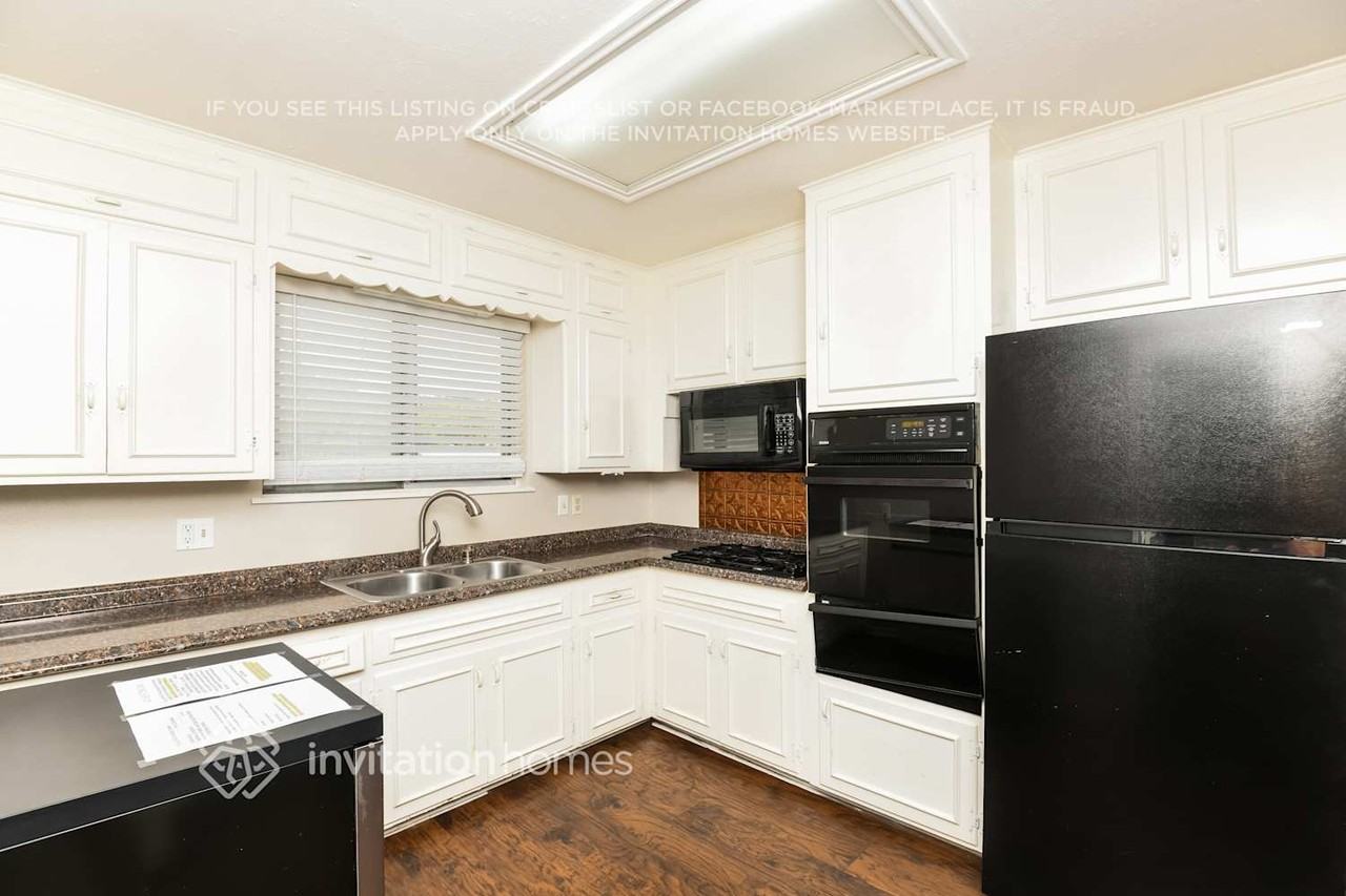 202 Case St - Photo 6 of 16