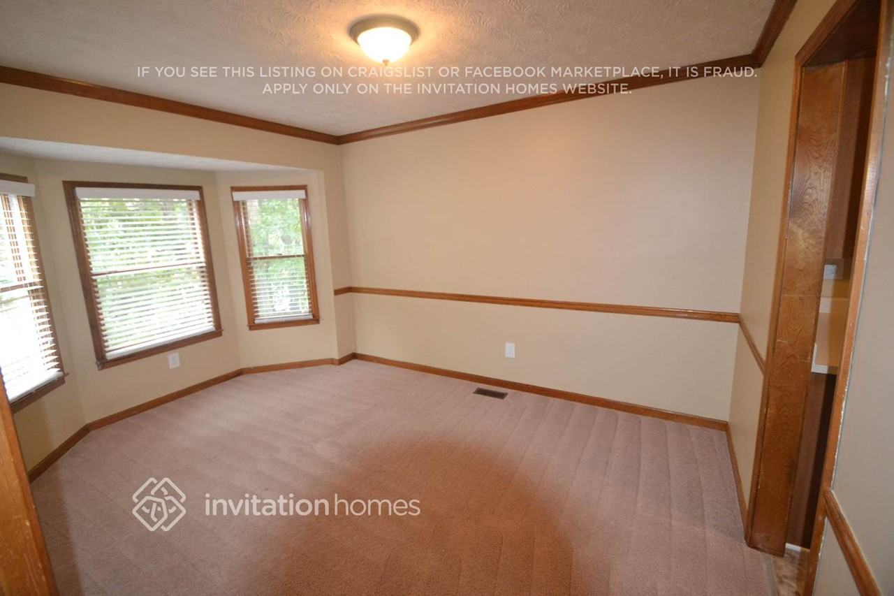 130 Williamsburg Ln - Photo 2 of 6