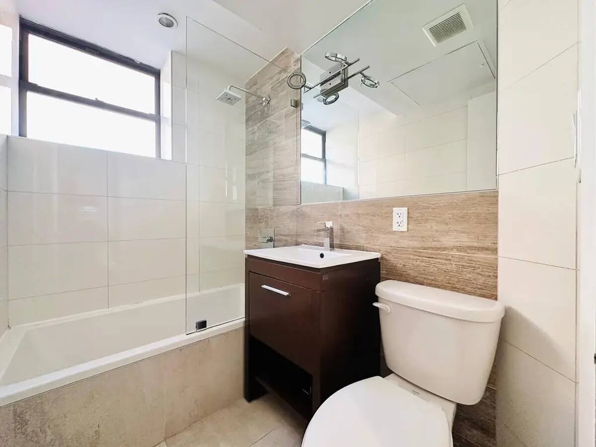 Private Bedroom in 4 Bedroom/2 Bathroom Home - Photo 4 of 8