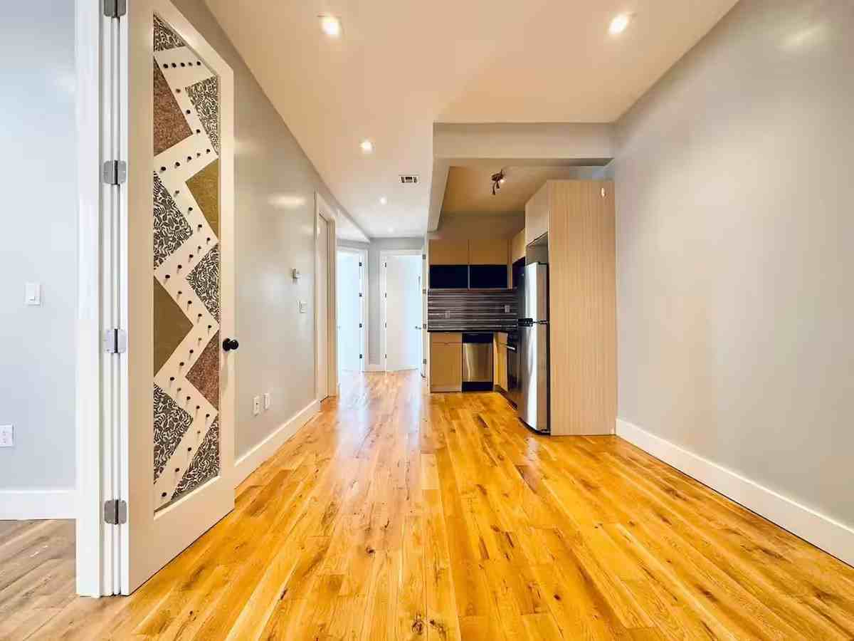 Private Bedroom in 4 Bedroom/2 Bathroom Home - Photo 5 of 8