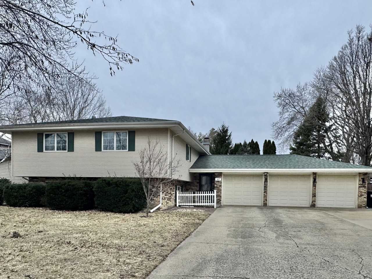 117 Colchester Dr - Photo 2 of 32