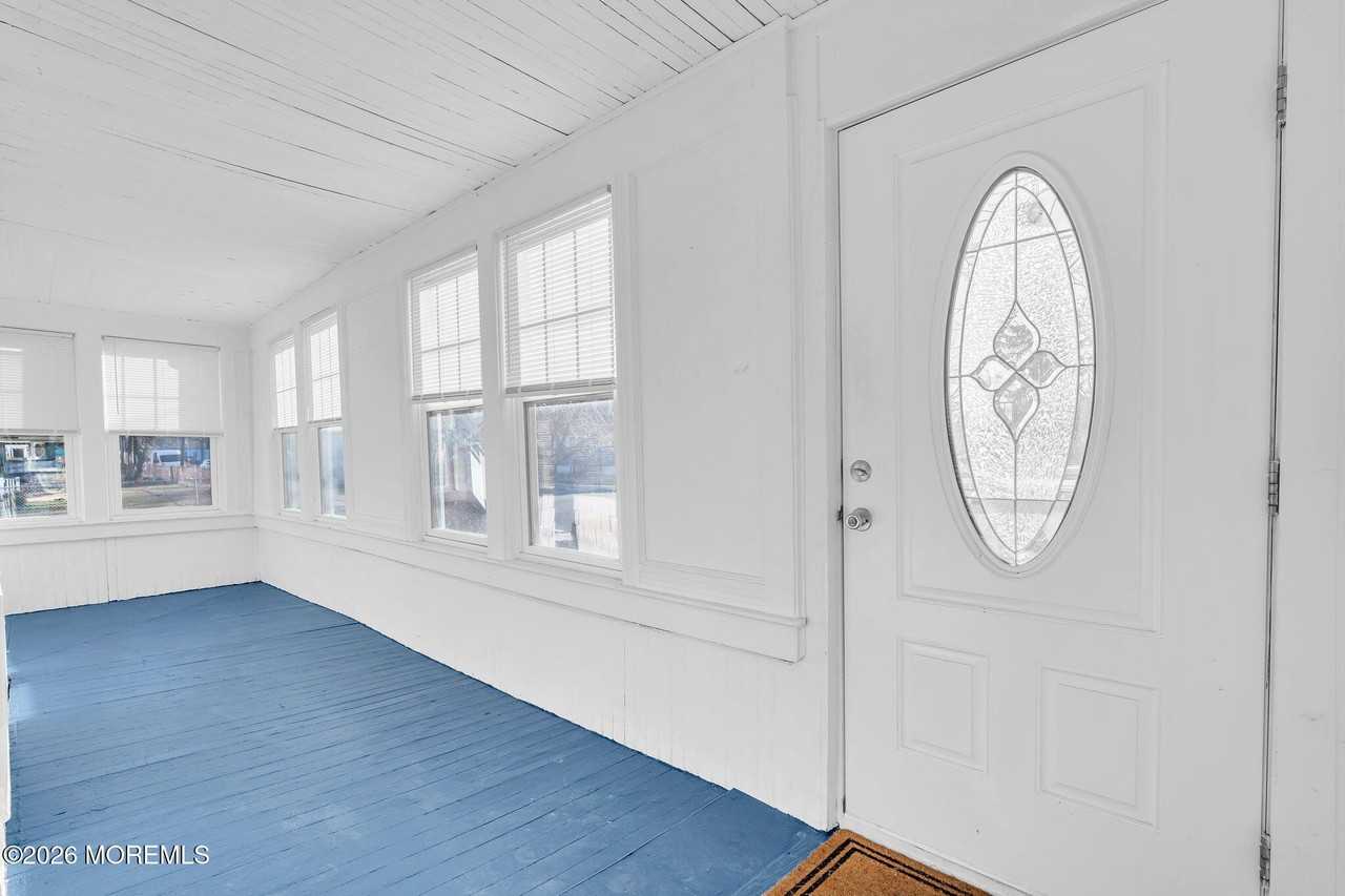 104 Bank St - Photo 2 of 16