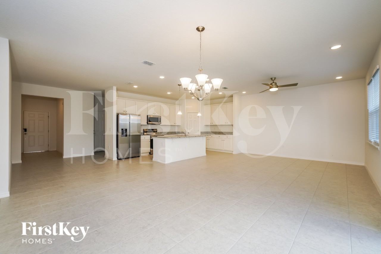 1573 Isleta Loop - Photo 5 of 16