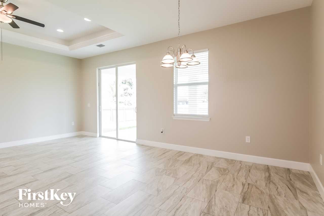 1511 Terry Ave S - Photo 4 of 15