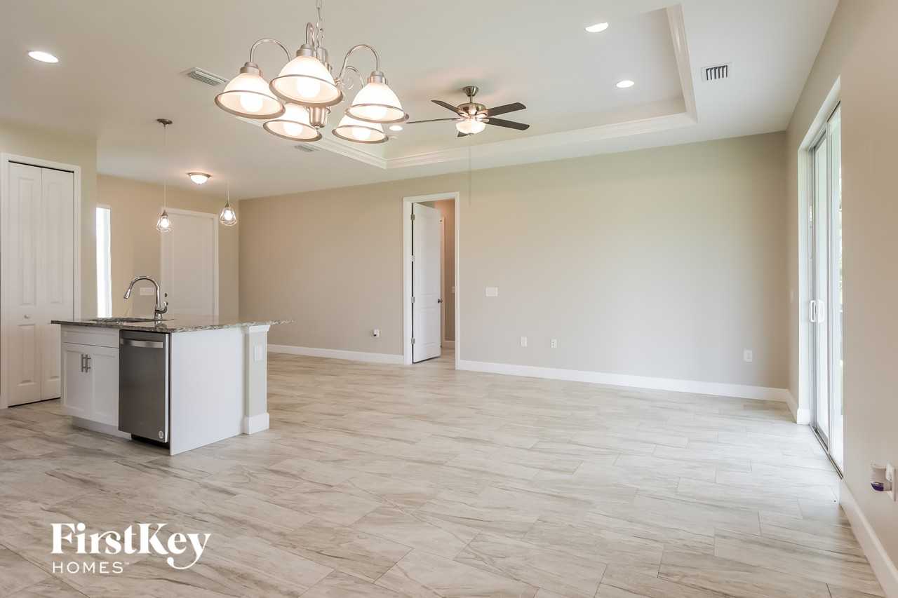 1511 Terry Ave S - Photo 5 of 15