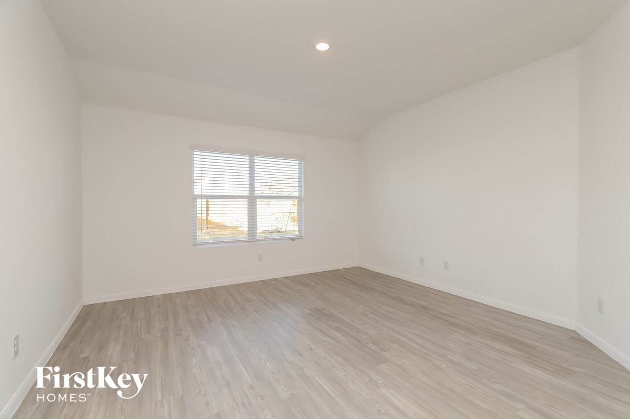 10710 Vinateros Dr - Photo 3 of 15