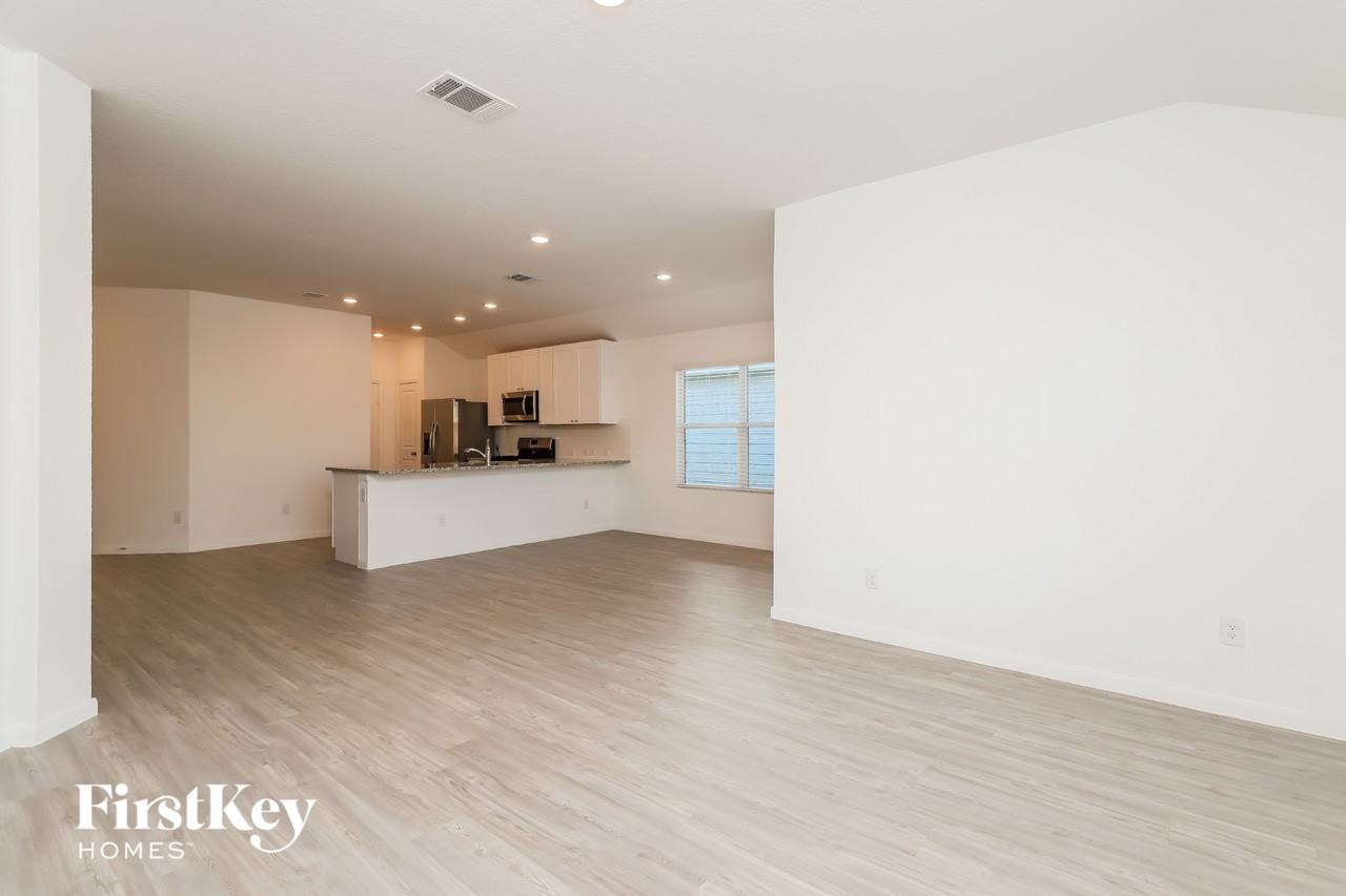 10710 Vinateros Dr - Photo 4 of 15