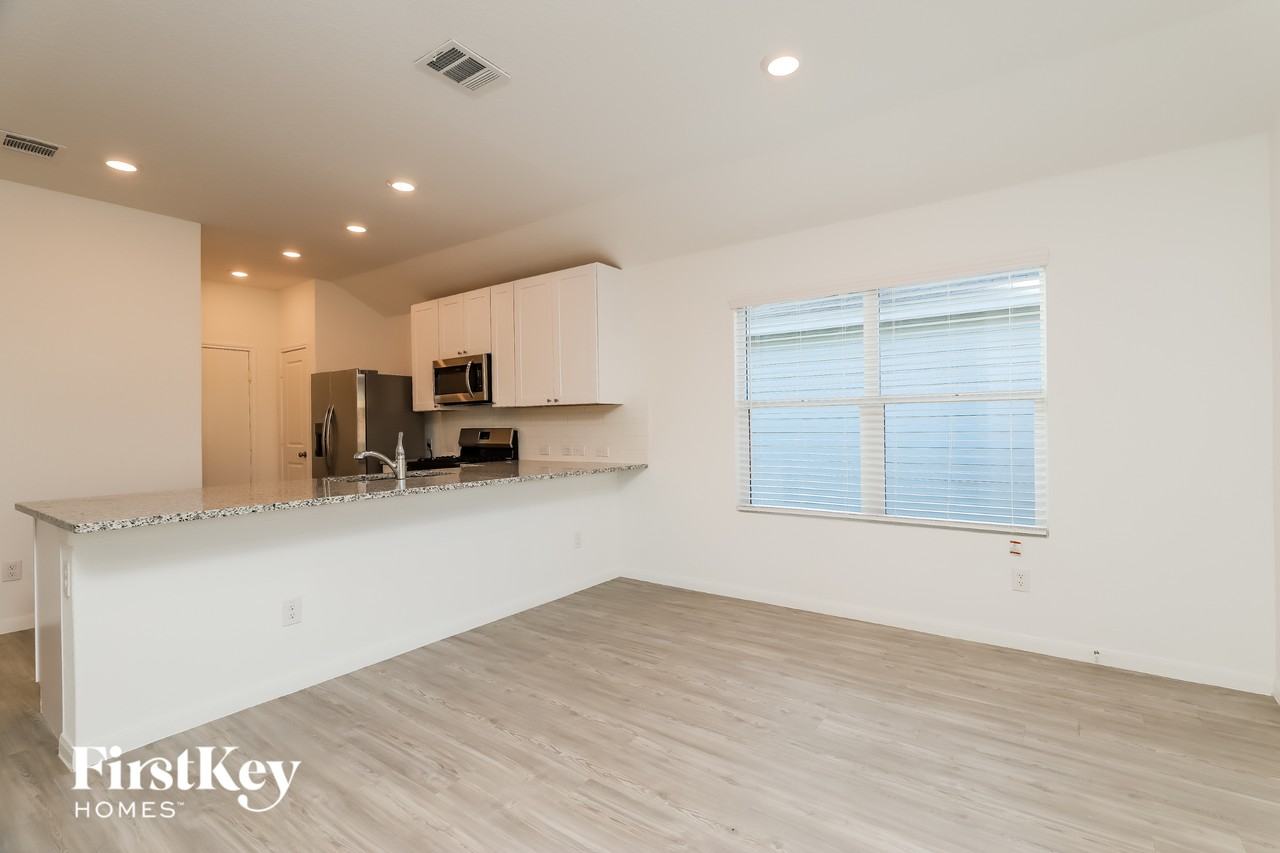 10710 Vinateros Dr - Photo 5 of 15