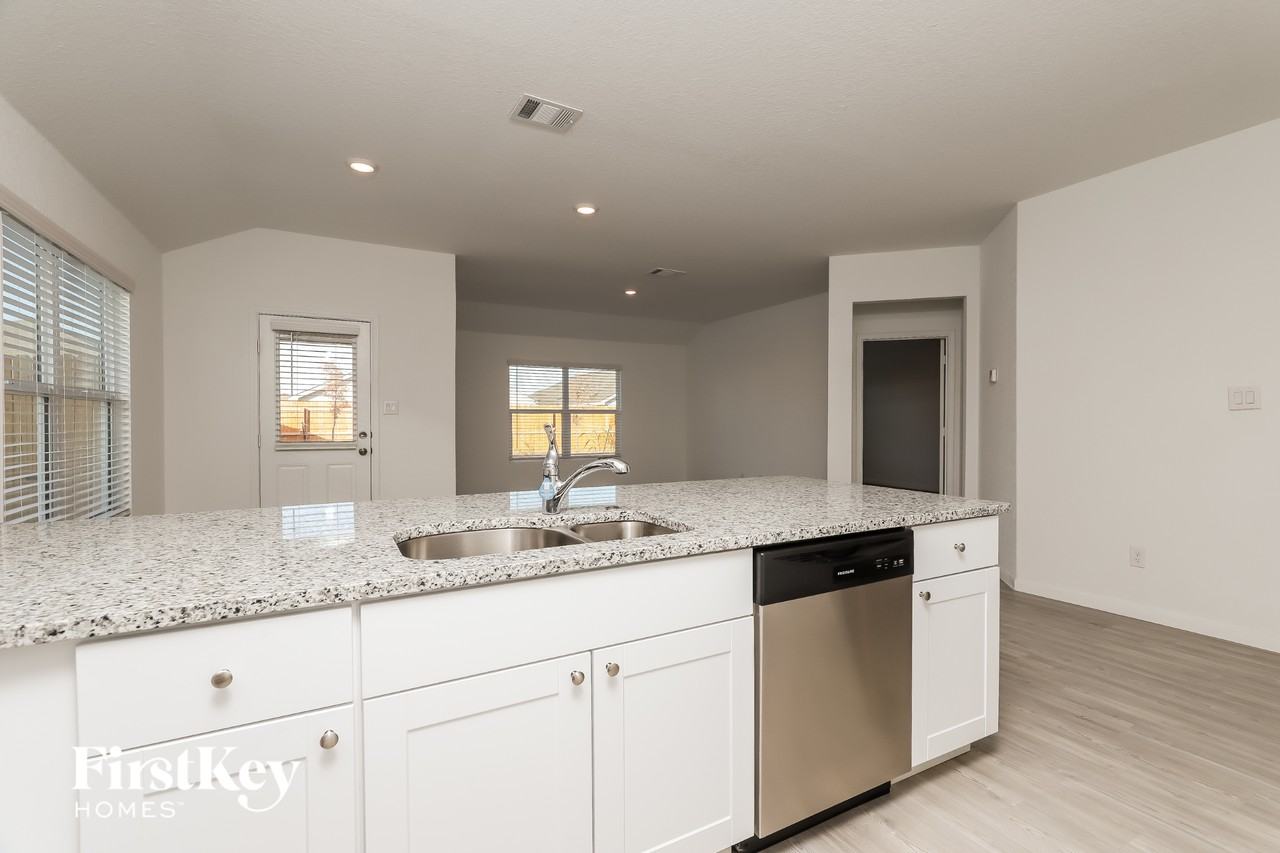 10710 Vinateros Dr - Photo 7 of 15