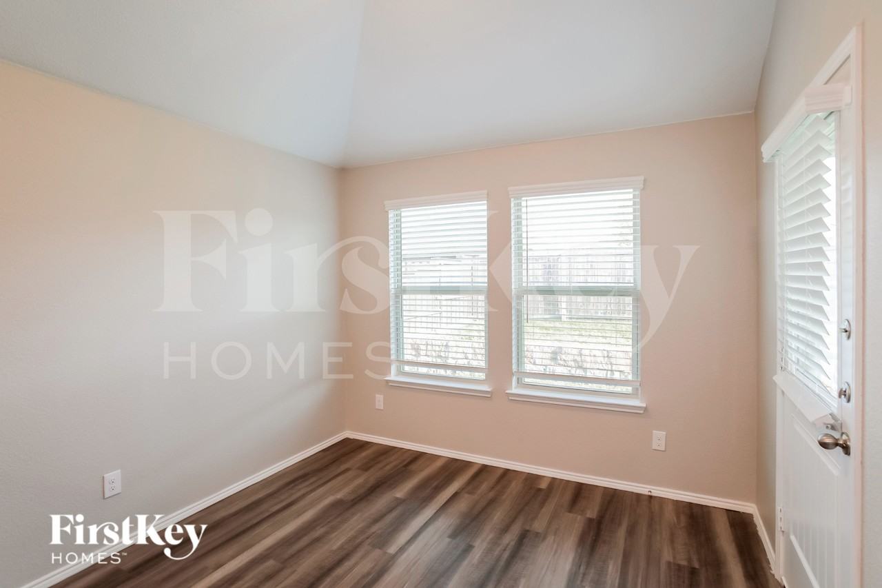 1305 Trumpet Dr - Photo 4 of 15