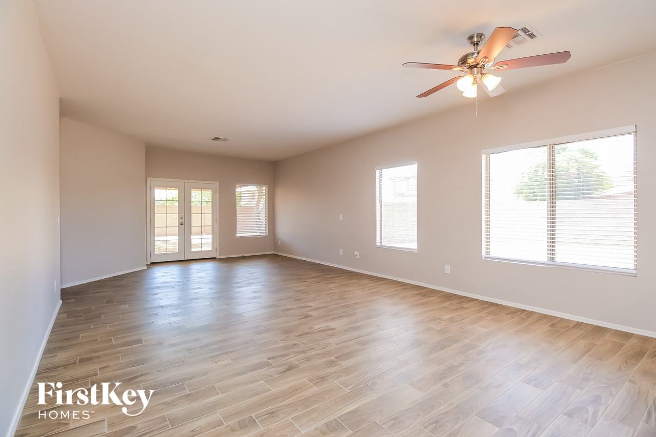 521 E Red Rock Trl - Photo 2 of 15