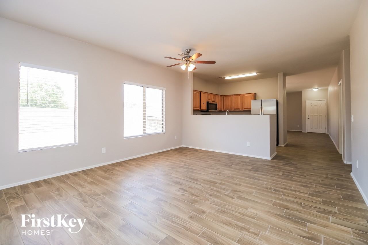 521 E Red Rock Trl - Photo 4 of 15