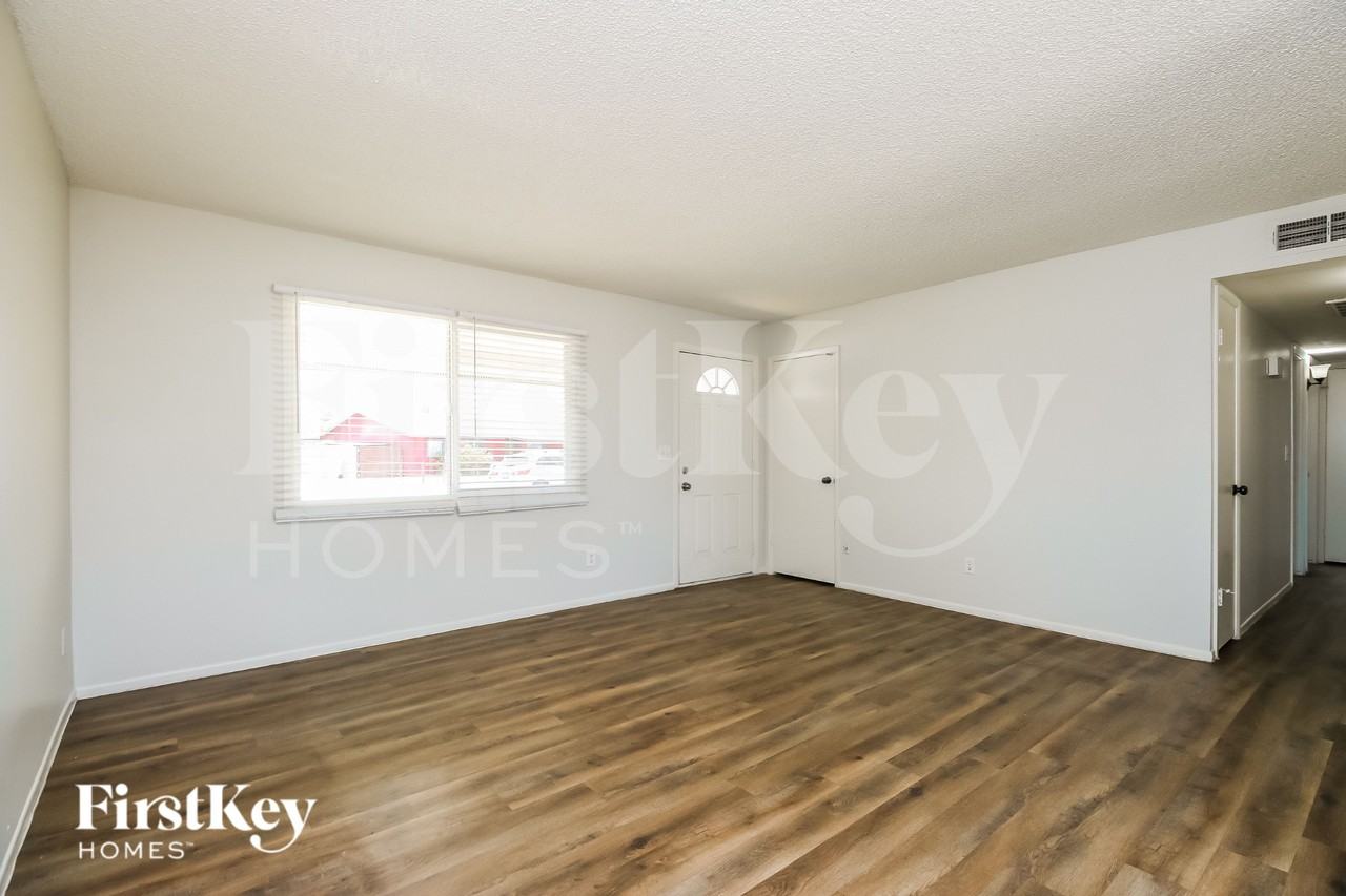 5756 W Cortez St - Photo 2 of 16