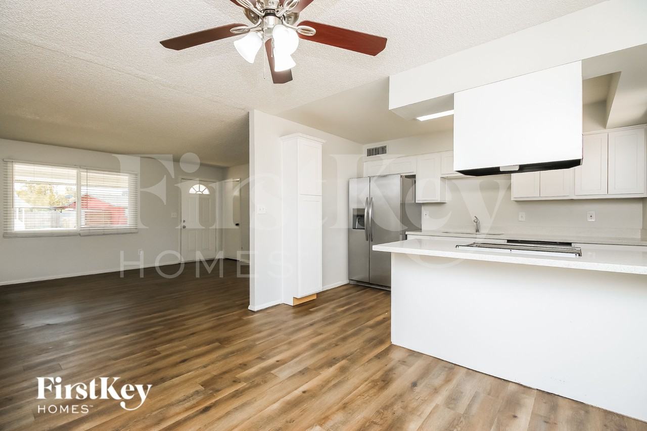 5756 W Cortez St - Photo 6 of 16