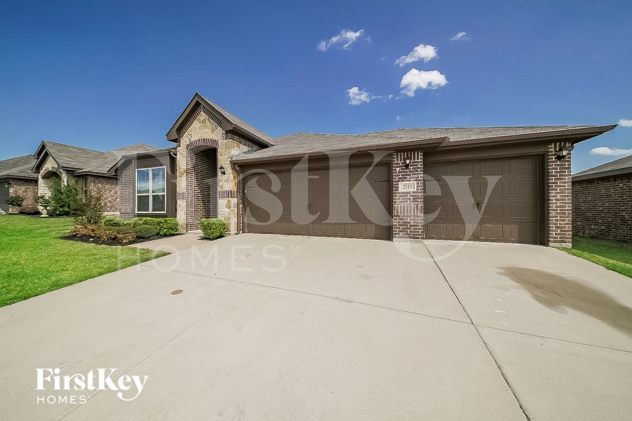 2513 Weatherford Heights Dr - Photo 2 of 15