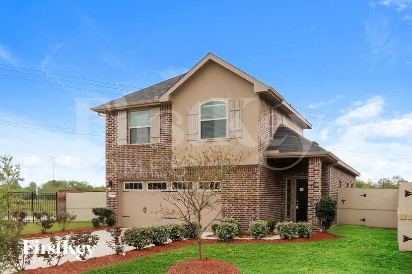 1409 Woods Lake Ct - Photo 2 of 15