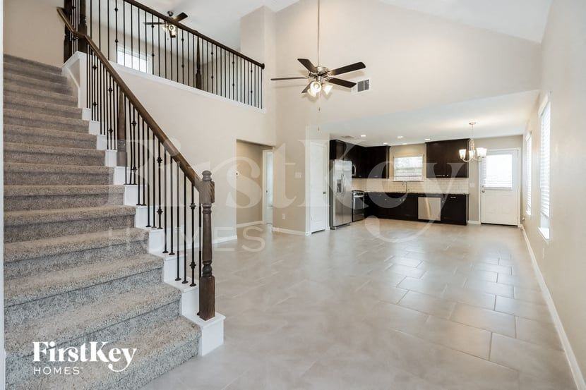 1409 Woods Lake Ct - Photo 4 of 15