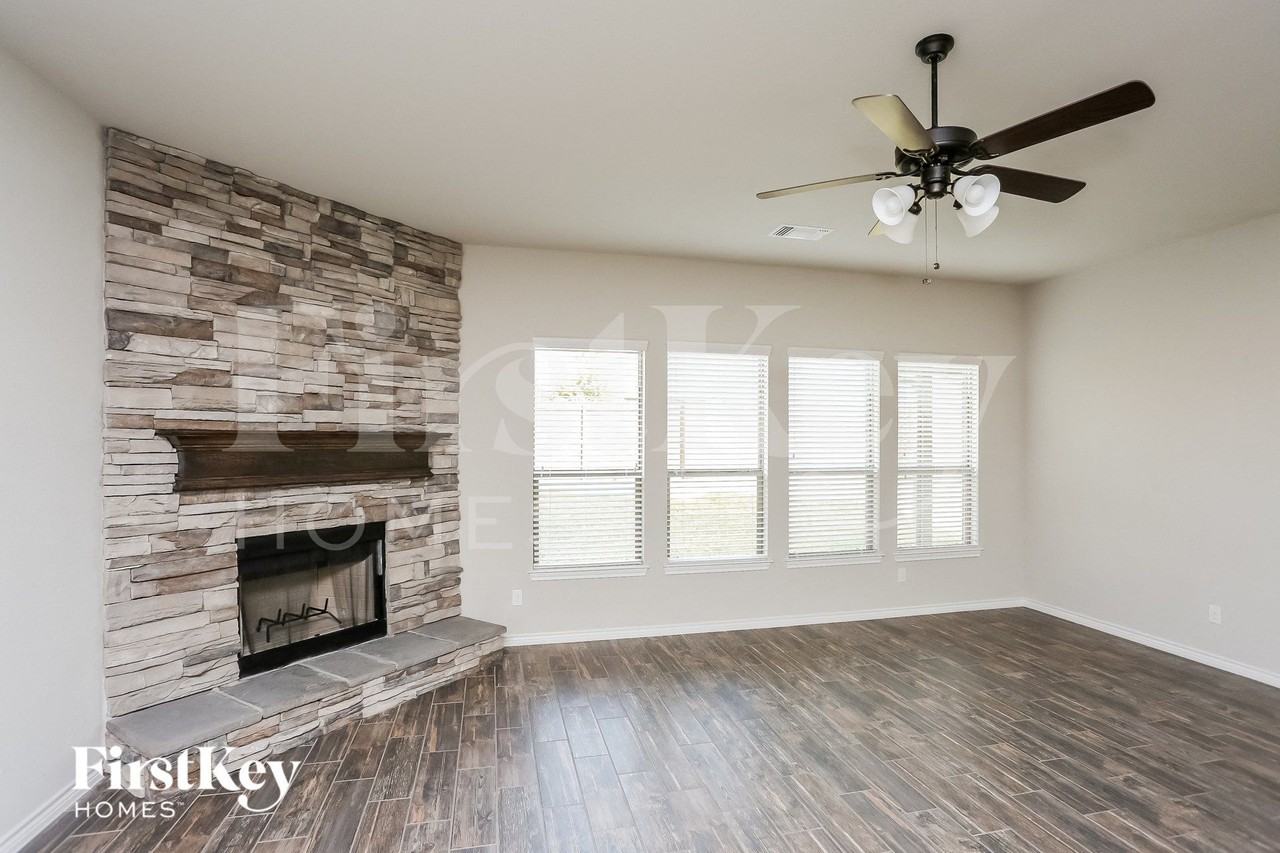 1572 Country Crest Dr - Photo 2 of 15