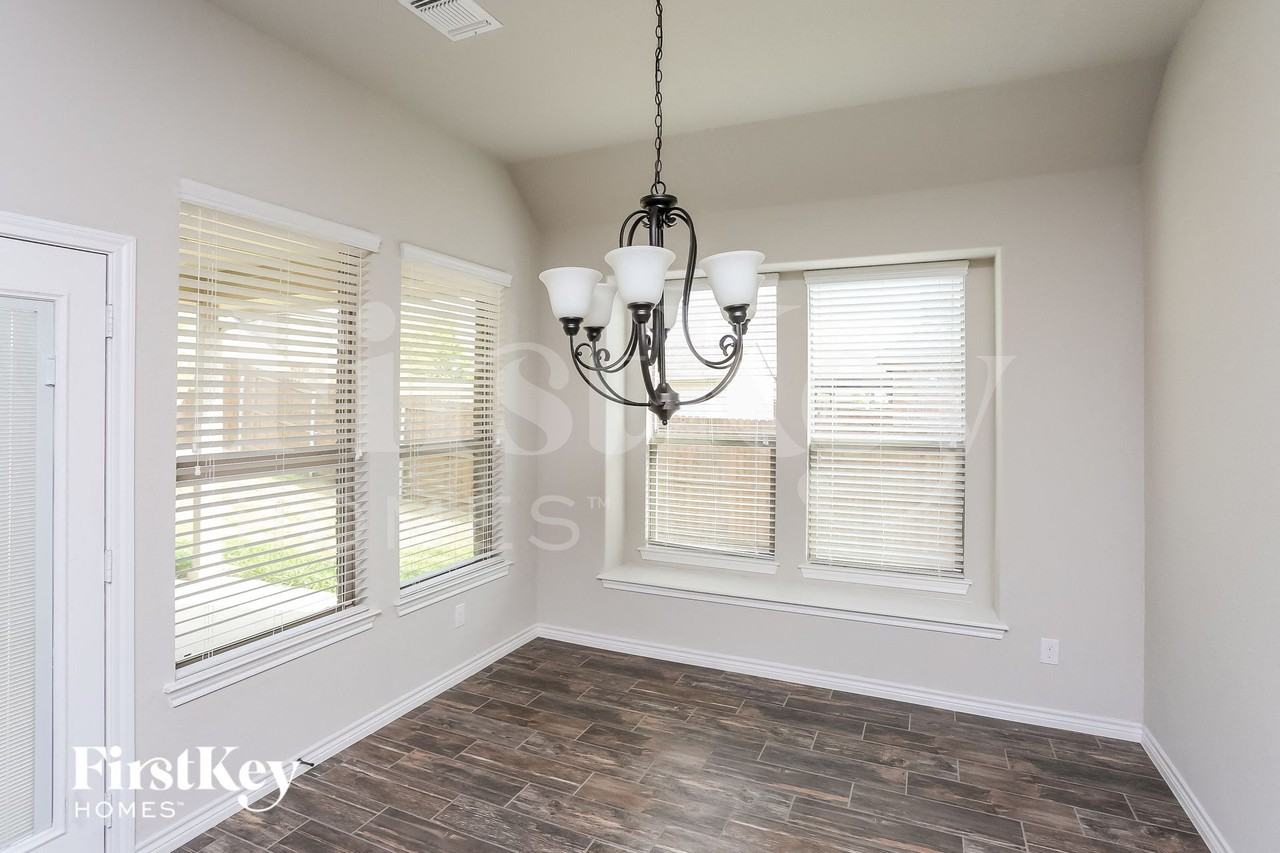 1572 Country Crest Dr - Photo 5 of 15