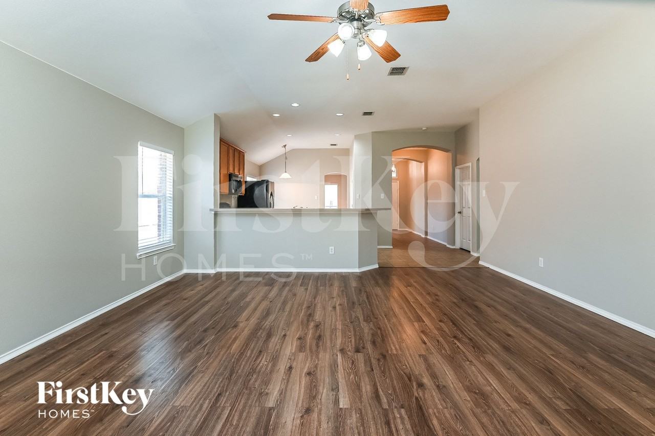 215 Mulberry Dr - Photo 3 of 15