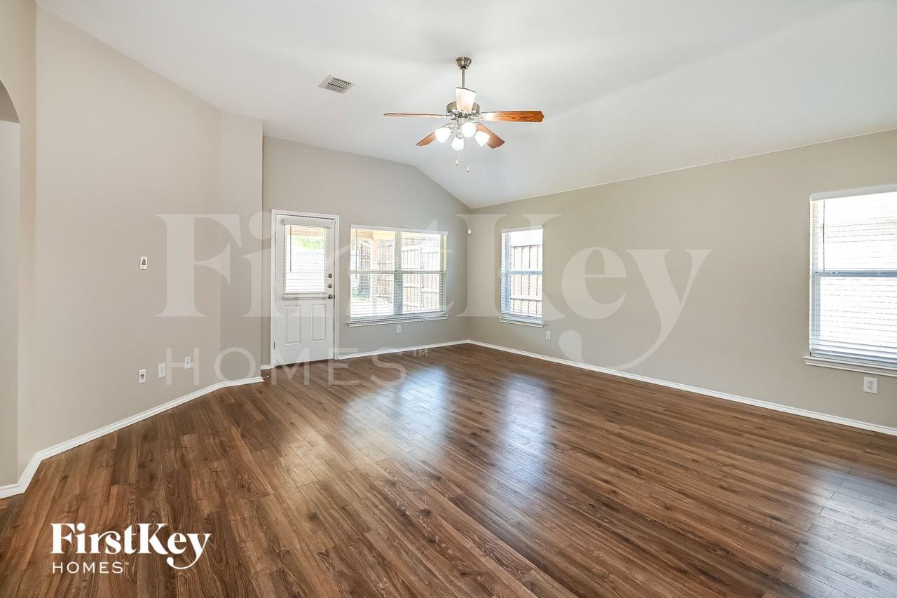 215 Mulberry Dr - Photo 4 of 15