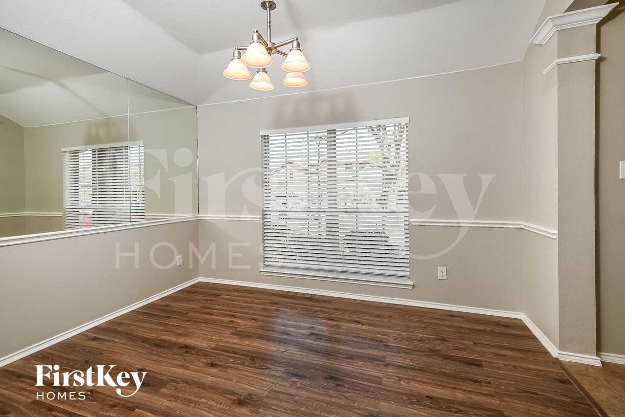 215 Mulberry Dr - Photo 5 of 15