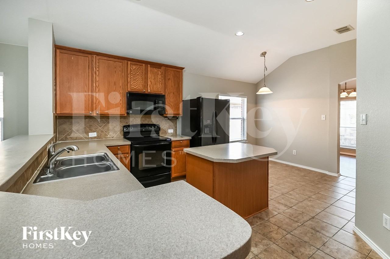 215 Mulberry Dr - Photo 6 of 15