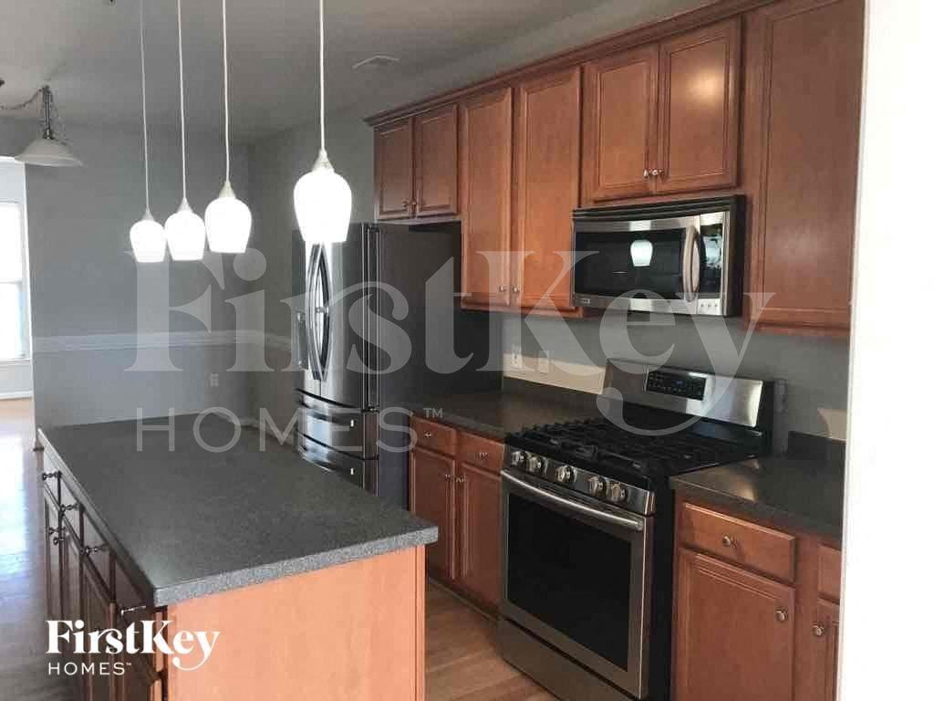 4065 Eastford Ct - Photo 4 of 32