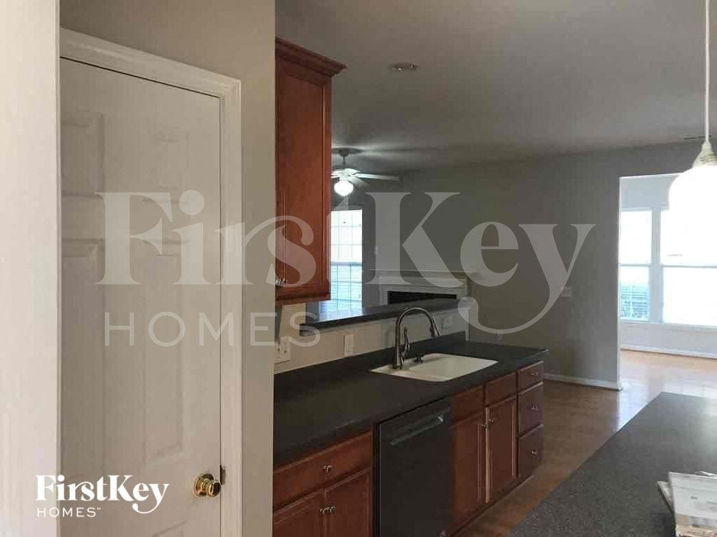 4065 Eastford Ct - Photo 5 of 32