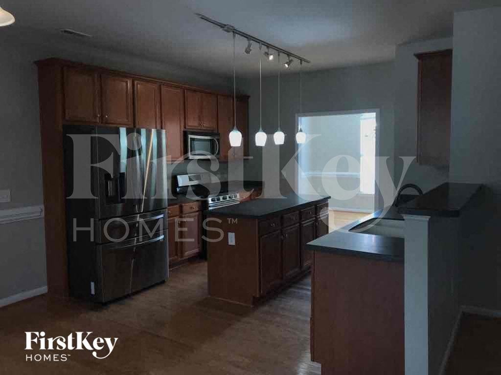 4065 Eastford Ct - Photo 6 of 32