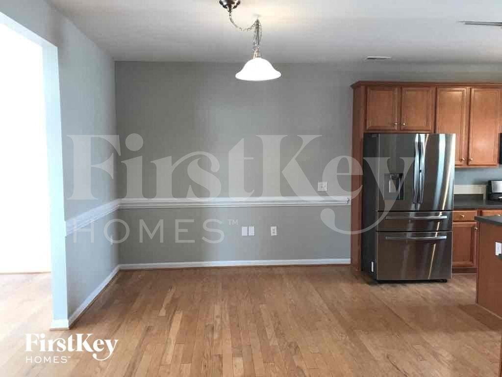 4065 Eastford Ct - Photo 7 of 32