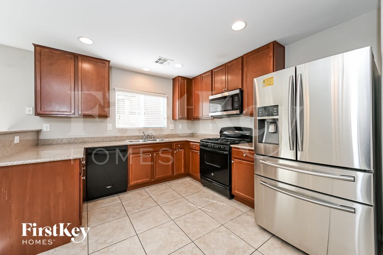 8269 Vanity Fair Ln - Photo 6 of 16