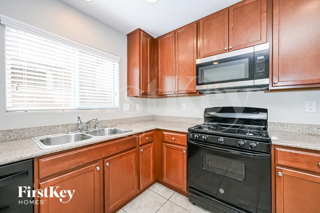 8269 Vanity Fair Ln - Photo 7 of 16