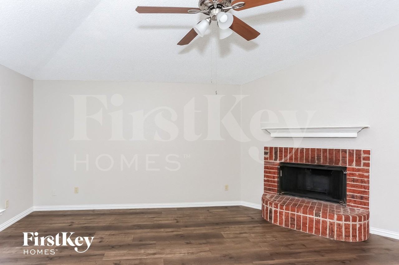 210 Arabian Ln - Photo 3 of 13