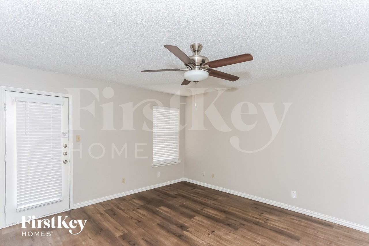 210 Arabian Ln - Photo 4 of 13