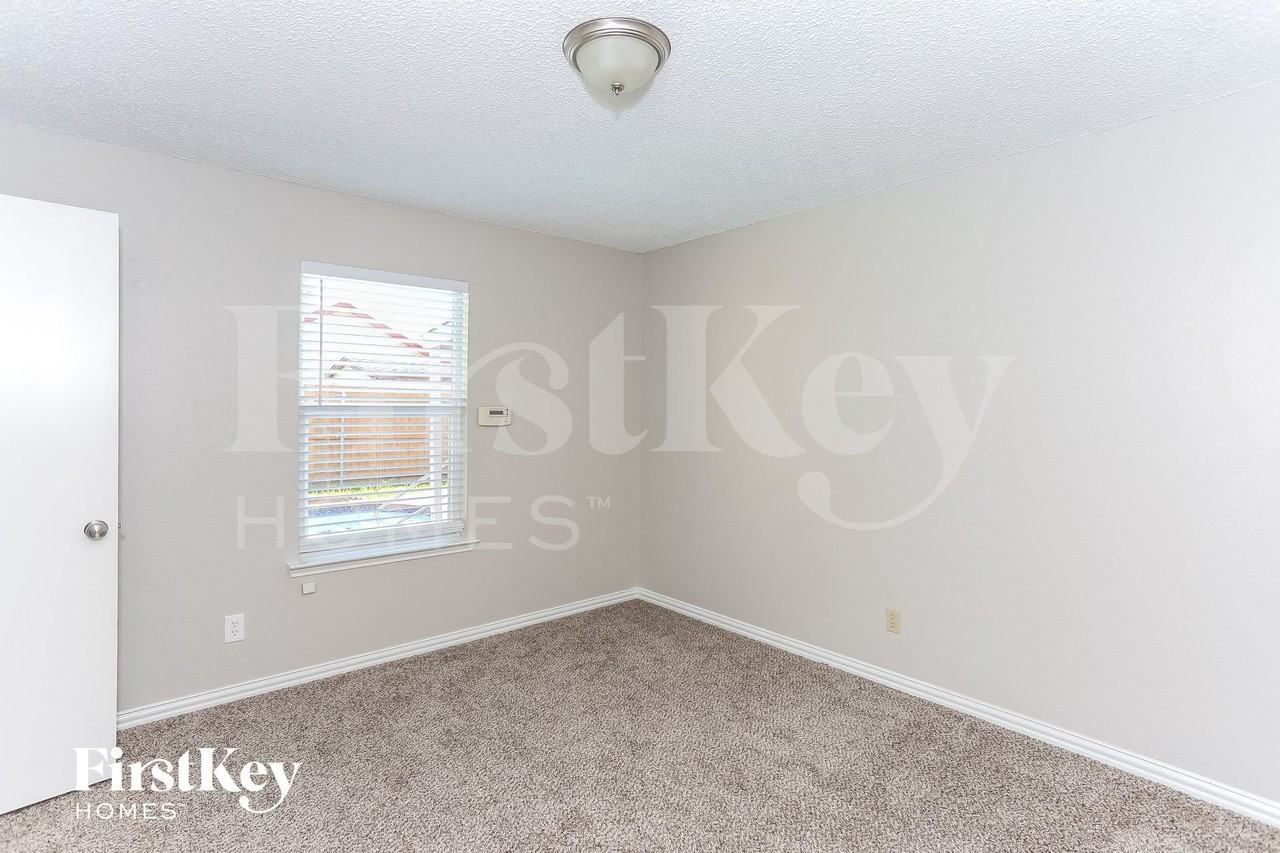 210 Arabian Ln - Photo 7 of 13