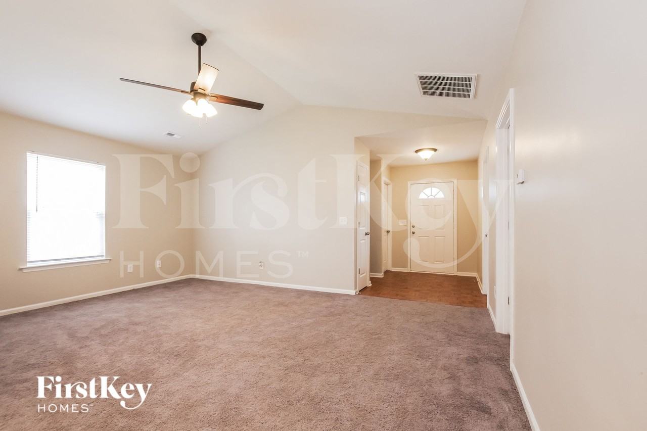 5823 Hamilton Oaks Dr - Photo 4 of 15