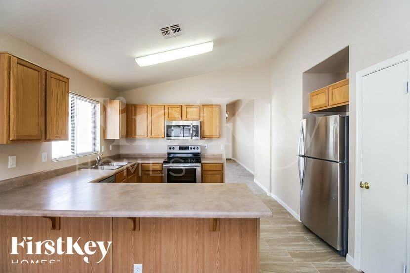 930 E Nardini St - Photo 4 of 15