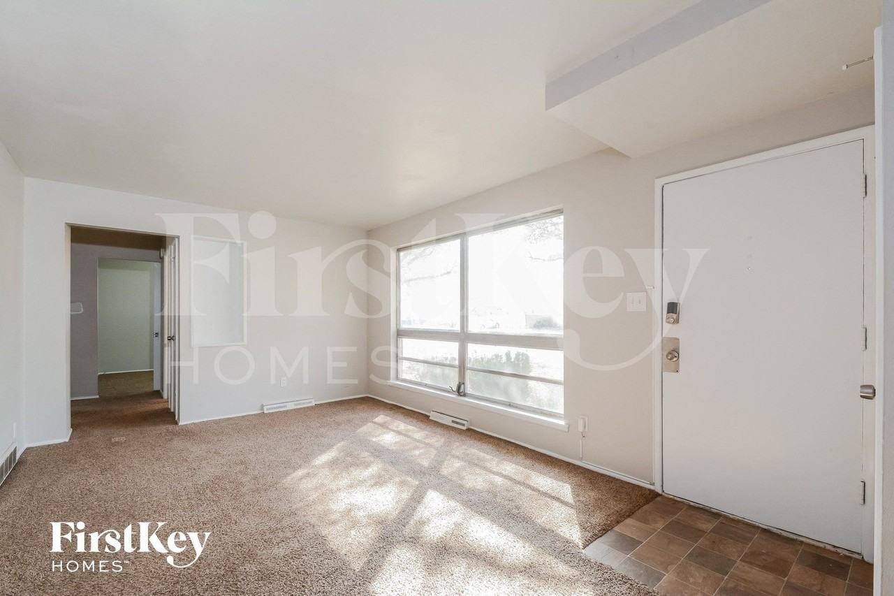 623 Holiday Ave - Photo 4 of 15