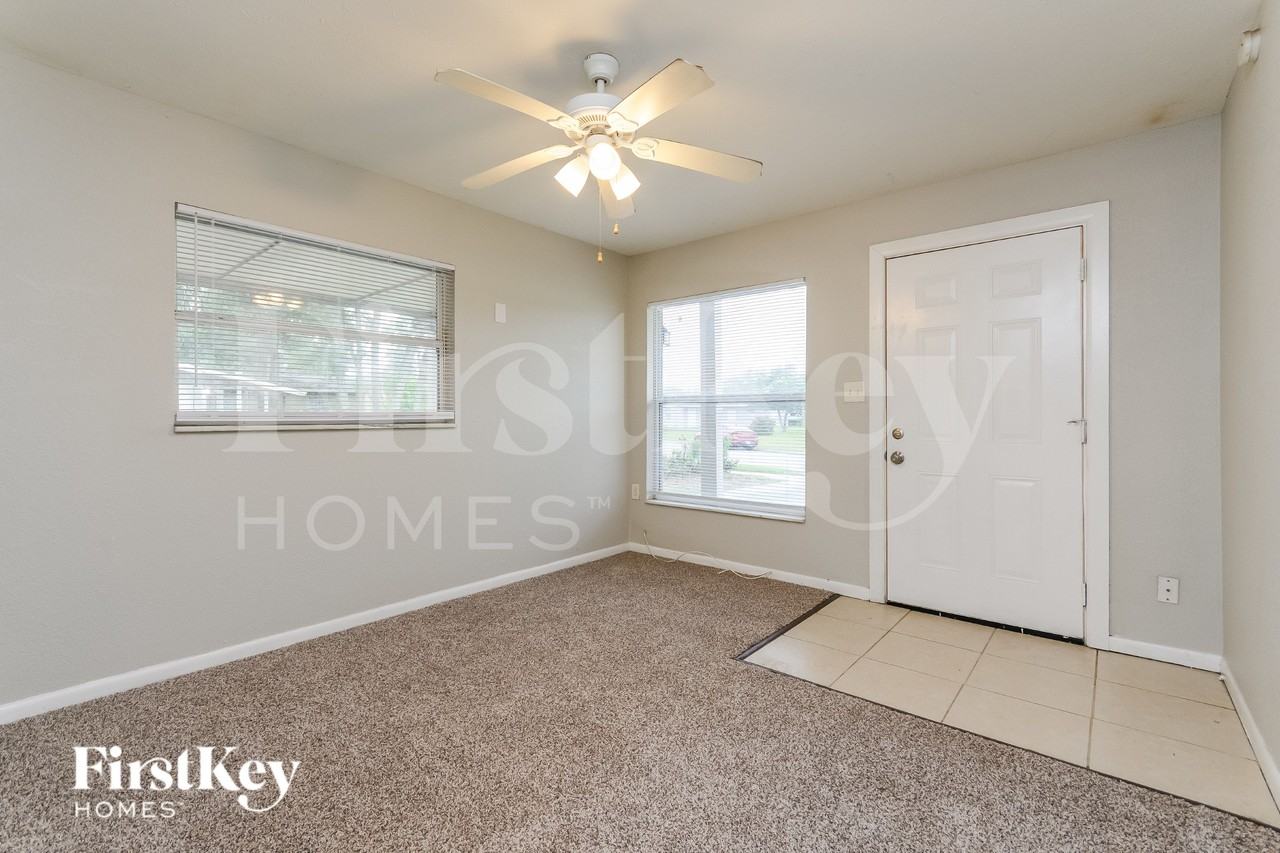 431 Gilman Cir - Photo 3 of 17