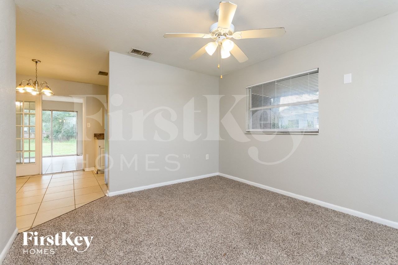 431 Gilman Cir - Photo 4 of 17