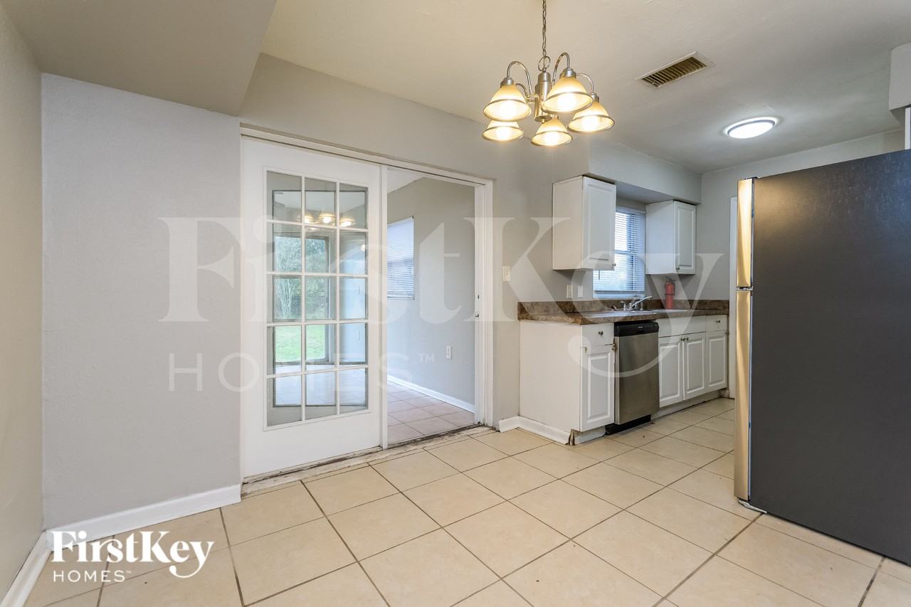 431 Gilman Cir - Photo 5 of 17