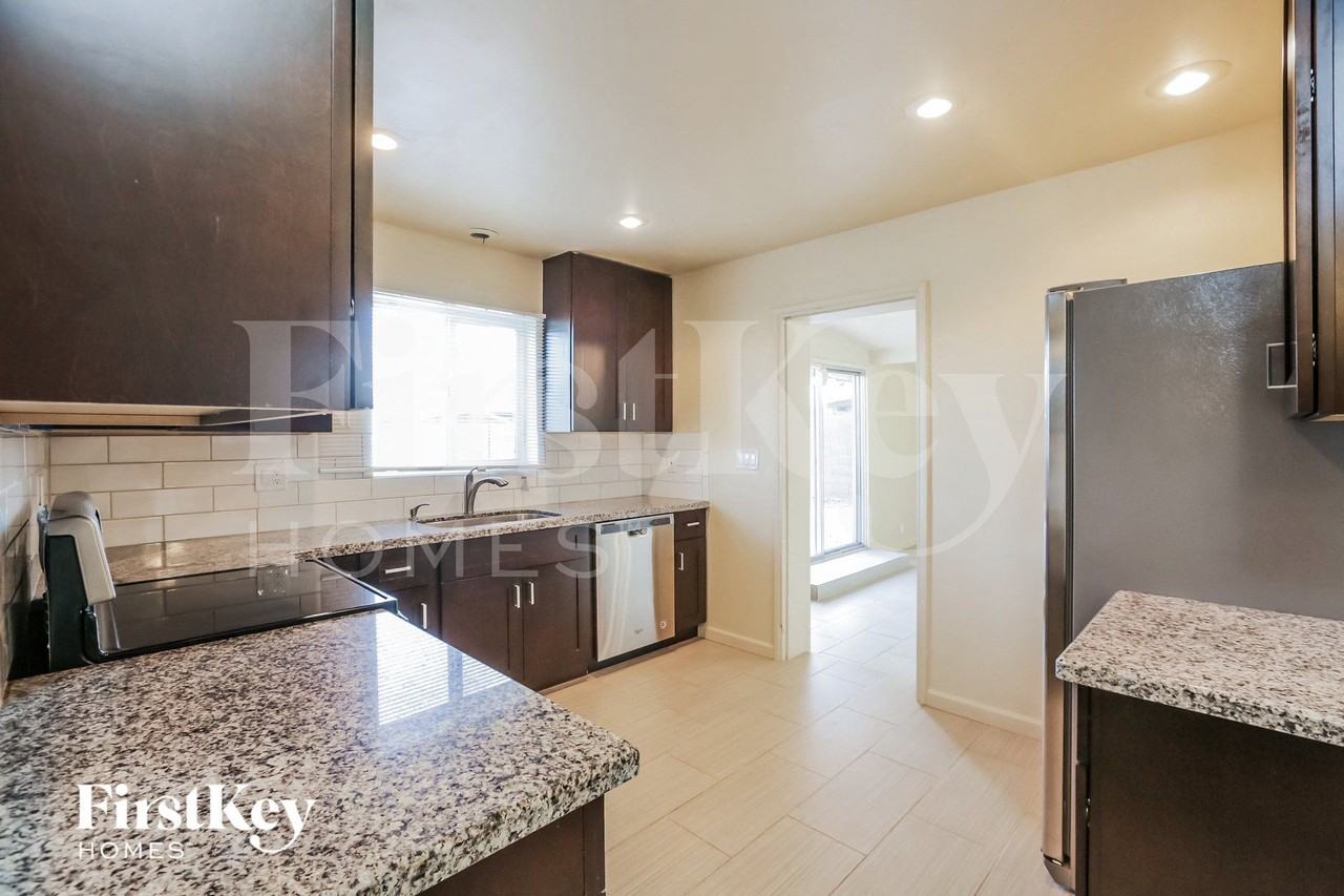 4144 E Almeria Rd - Photo 6 of 15