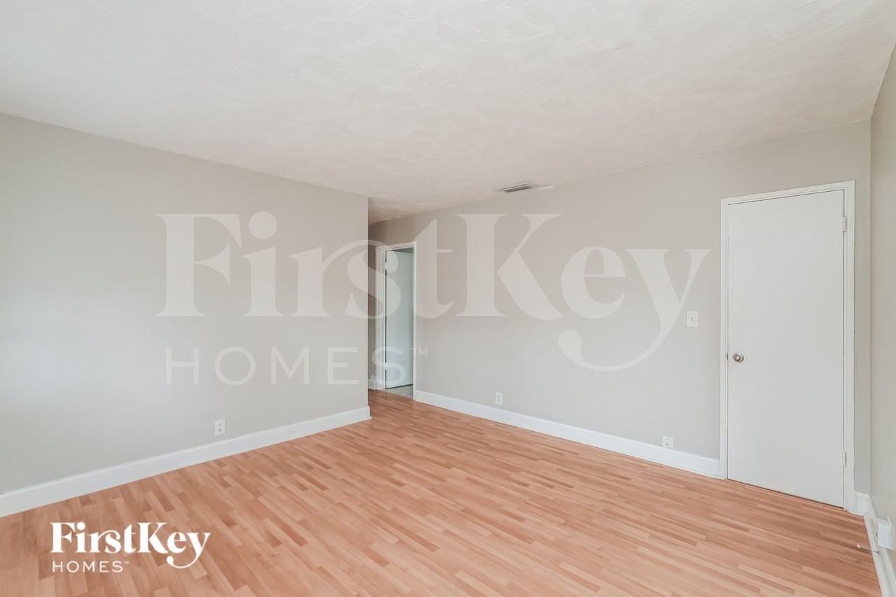 3805 W Rogers Ave - Photo 3 of 16