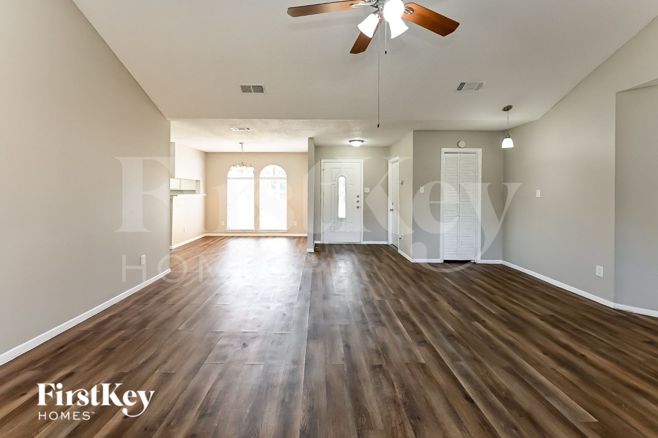 10811 Forest Leaf Dr - Photo 2 of 15